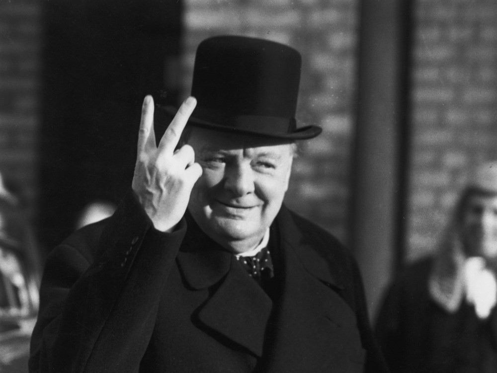 Thủ tướng Anh Winston Churchill nổi tiếng chỉ ngủ 4 tiếng mỗi đêm nhưng lại ngủ trưa tới 2 tiếng mỗi ngày.  Thói quen gây sốc của người nổi tiếng xứ sở sương mù này được cho rằng sẽ giúp Thủ tướng Churchill tỉnh táo, minh mẫn làm việc suốt cả ngày. Thủ tướng Churchill làm việc miệt mài suốt ngày đêm và dần trở thành một trong những người có ảnh hưởng nhất trong lịch sử nước Anh.